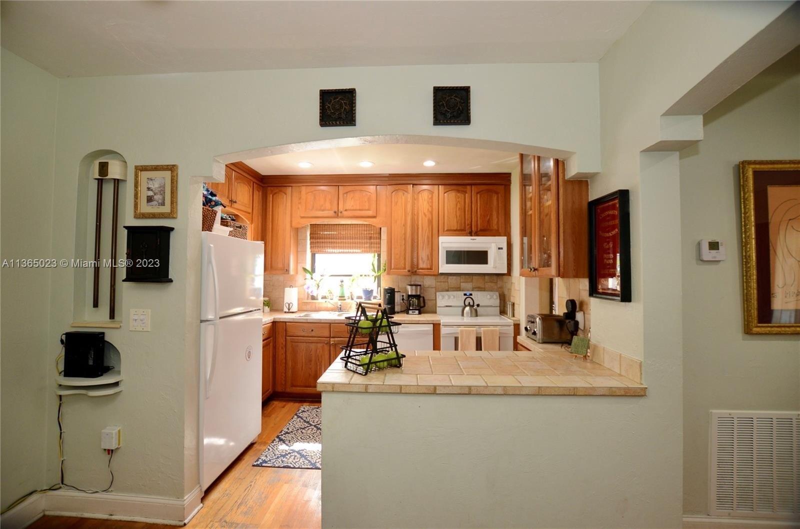 Sw 27th St, Miami, FL 33155