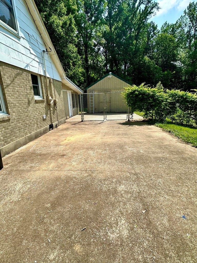 S Lake St, Paris, TN 38242