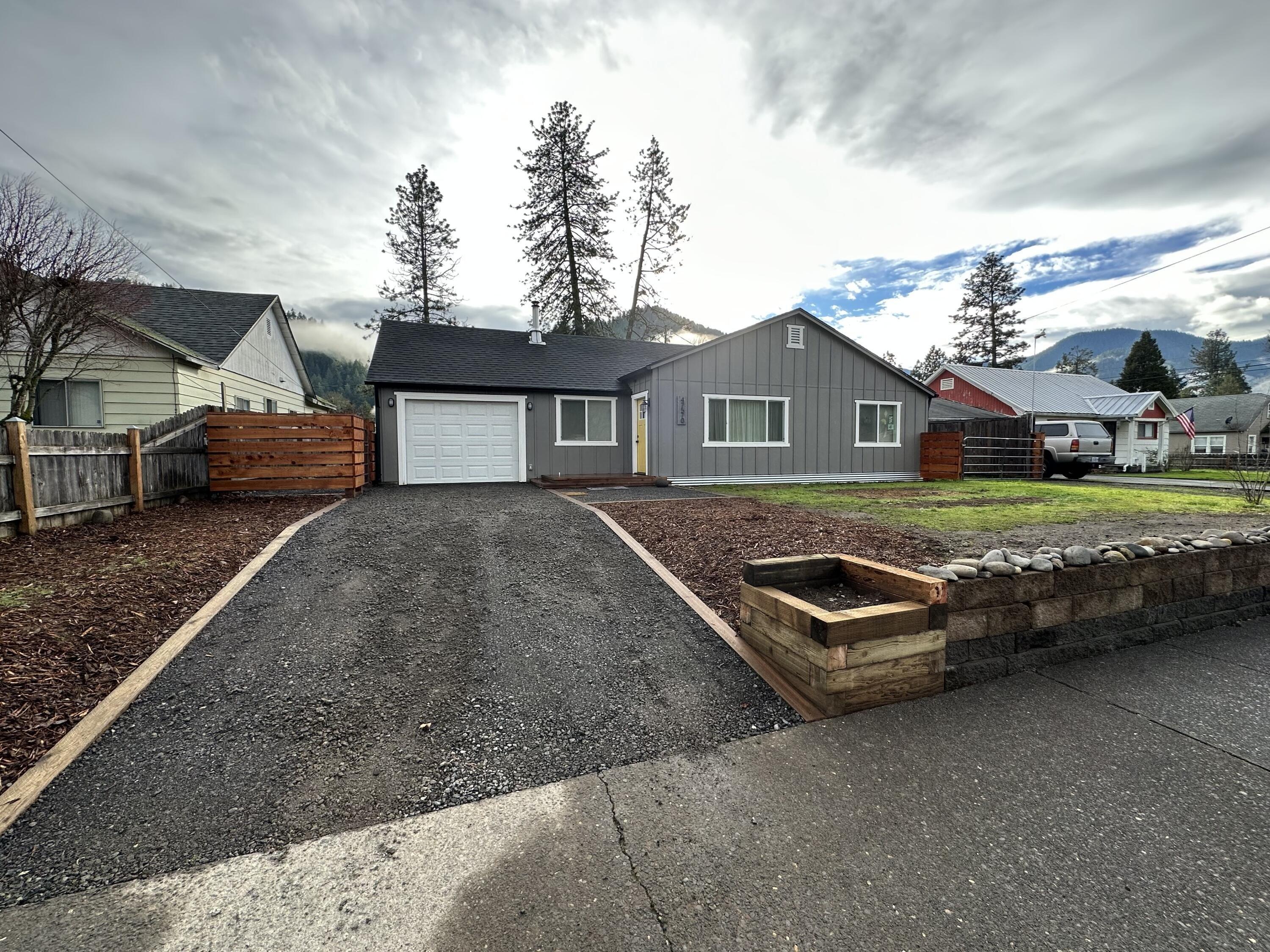 School St, Oakridge, OR 97463