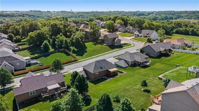 Coach Light Cir, Smithville, MO 64089