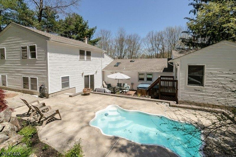 Venetian Dr, Lake Hopatcong, NJ 07849
