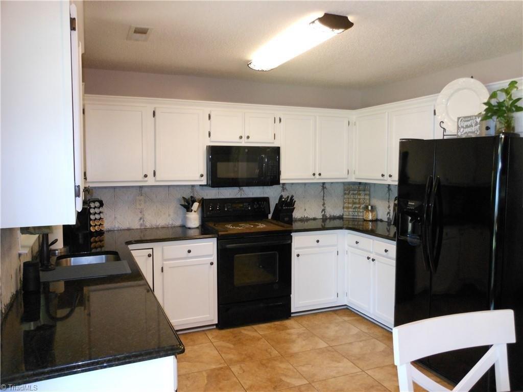 Glenn Knoll Ln, Winston Salem, NC 27107