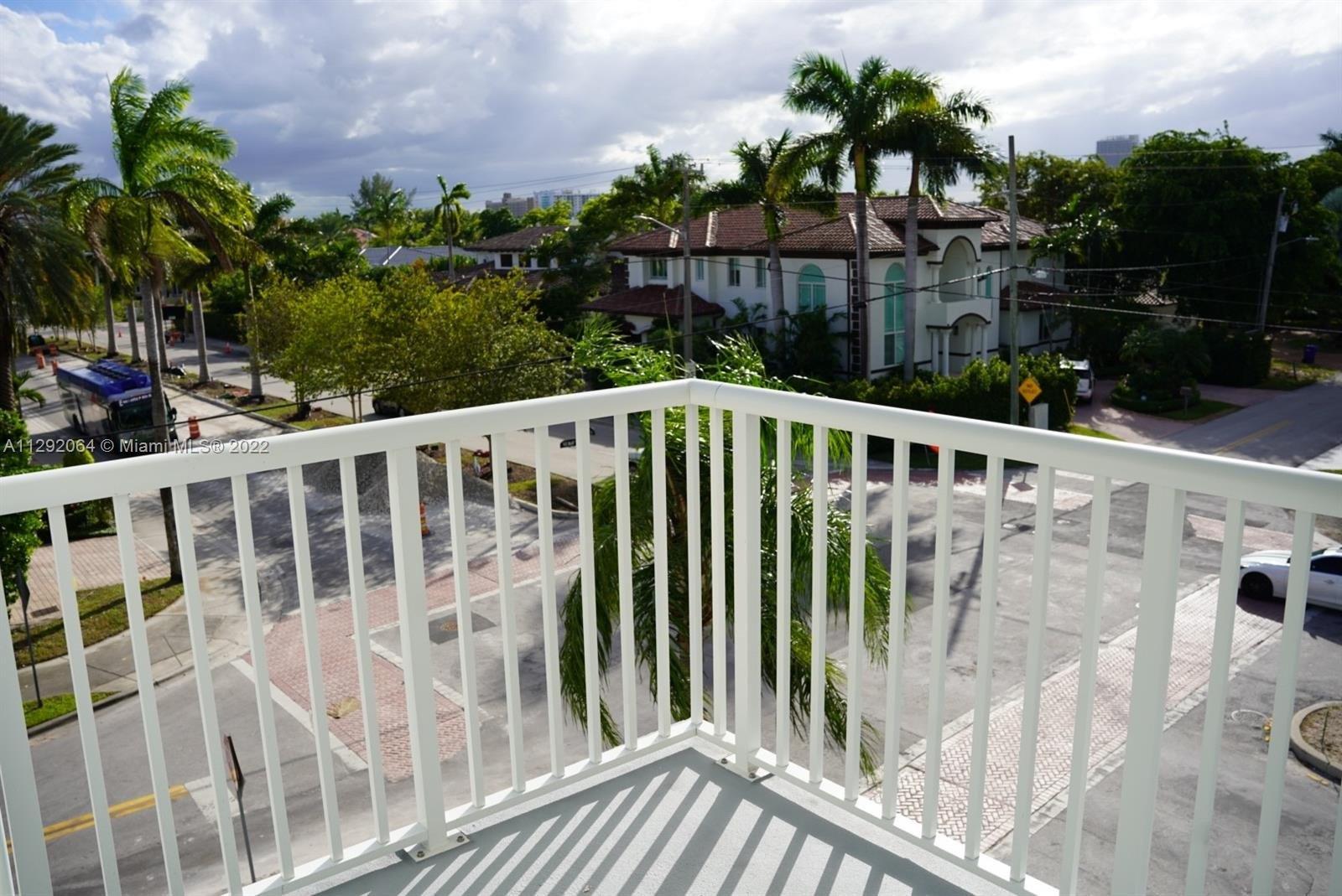 Ne 168th St, North Miami Beach, FL 33160