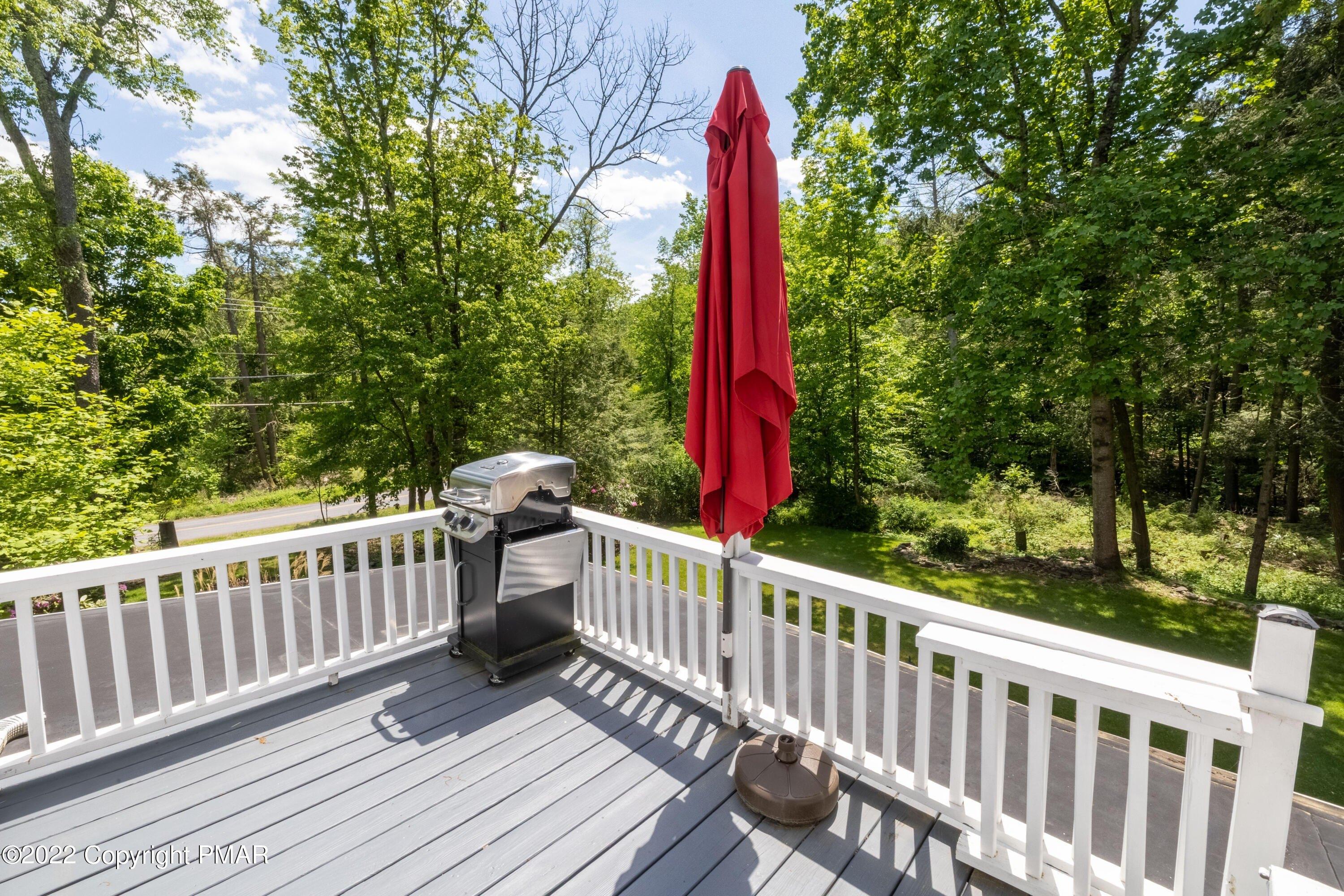 Golf Dr, Canadensis, PA 18325