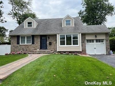 Duncan Dr, Westbury, NY 11590