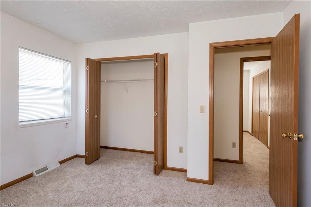 Carol Ln, Elyria, OH 44035