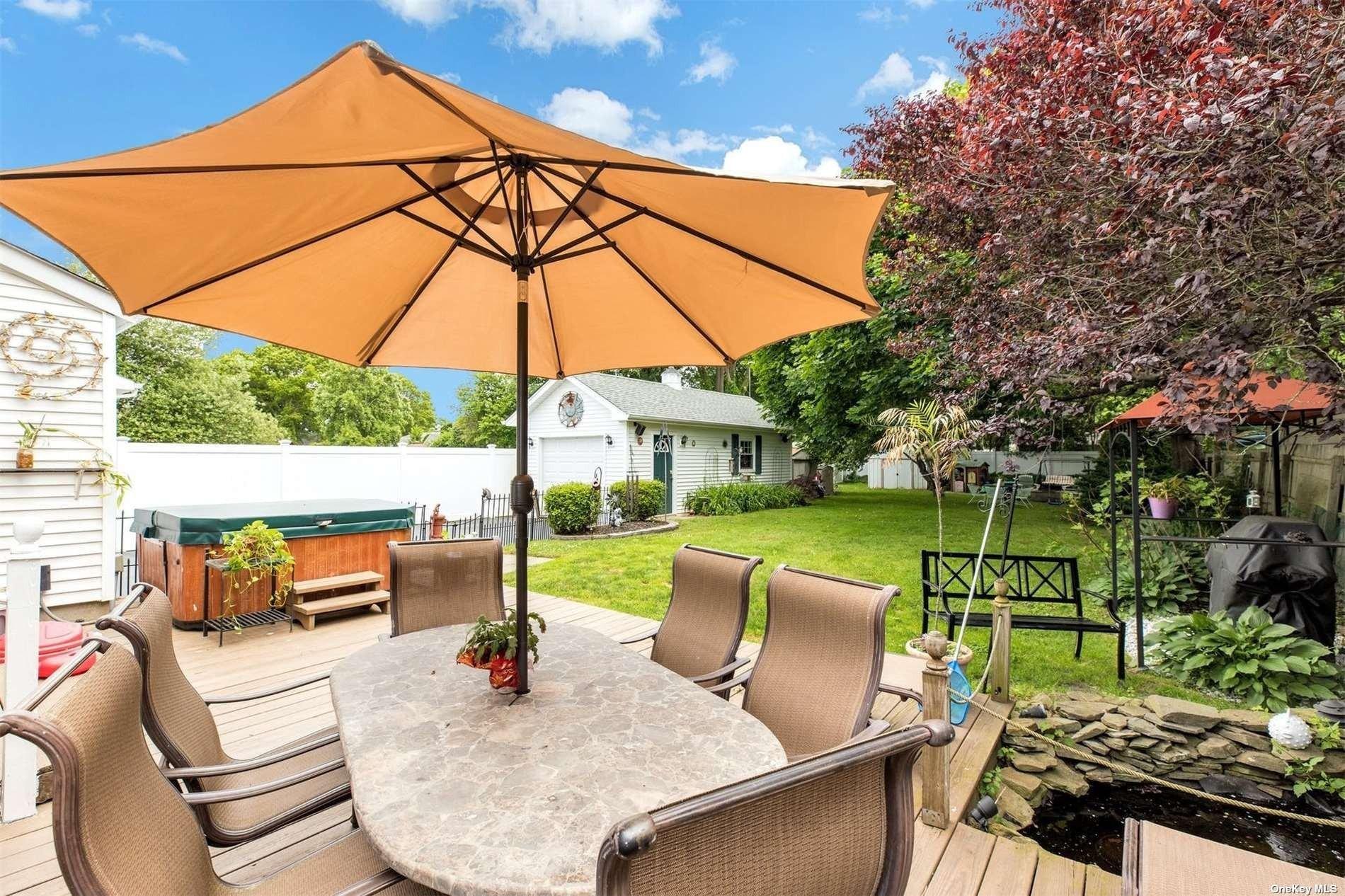 Rollstone Ave, West Sayville, NY 11796