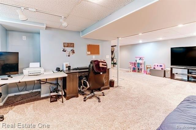 Clive Ave, Waterford, MI 48328