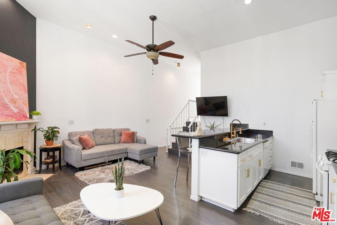 Don Lorenzo Dr, Los Angeles, CA 90008
