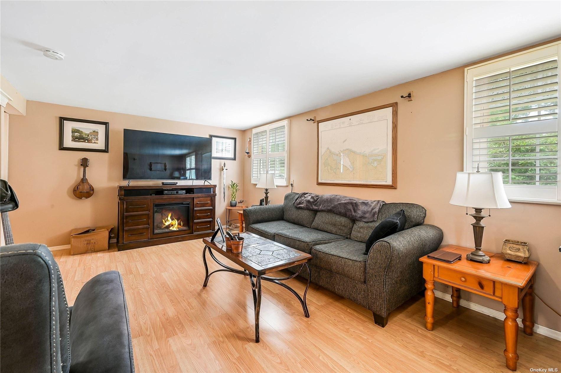 Beaver Ln, East Setauket, NY 11733