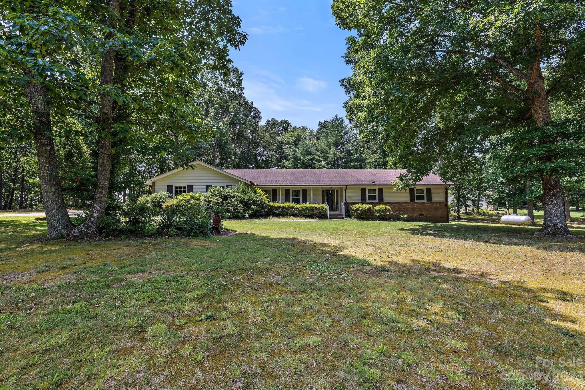 Camelot Ln, Taylorsville, NC 28681