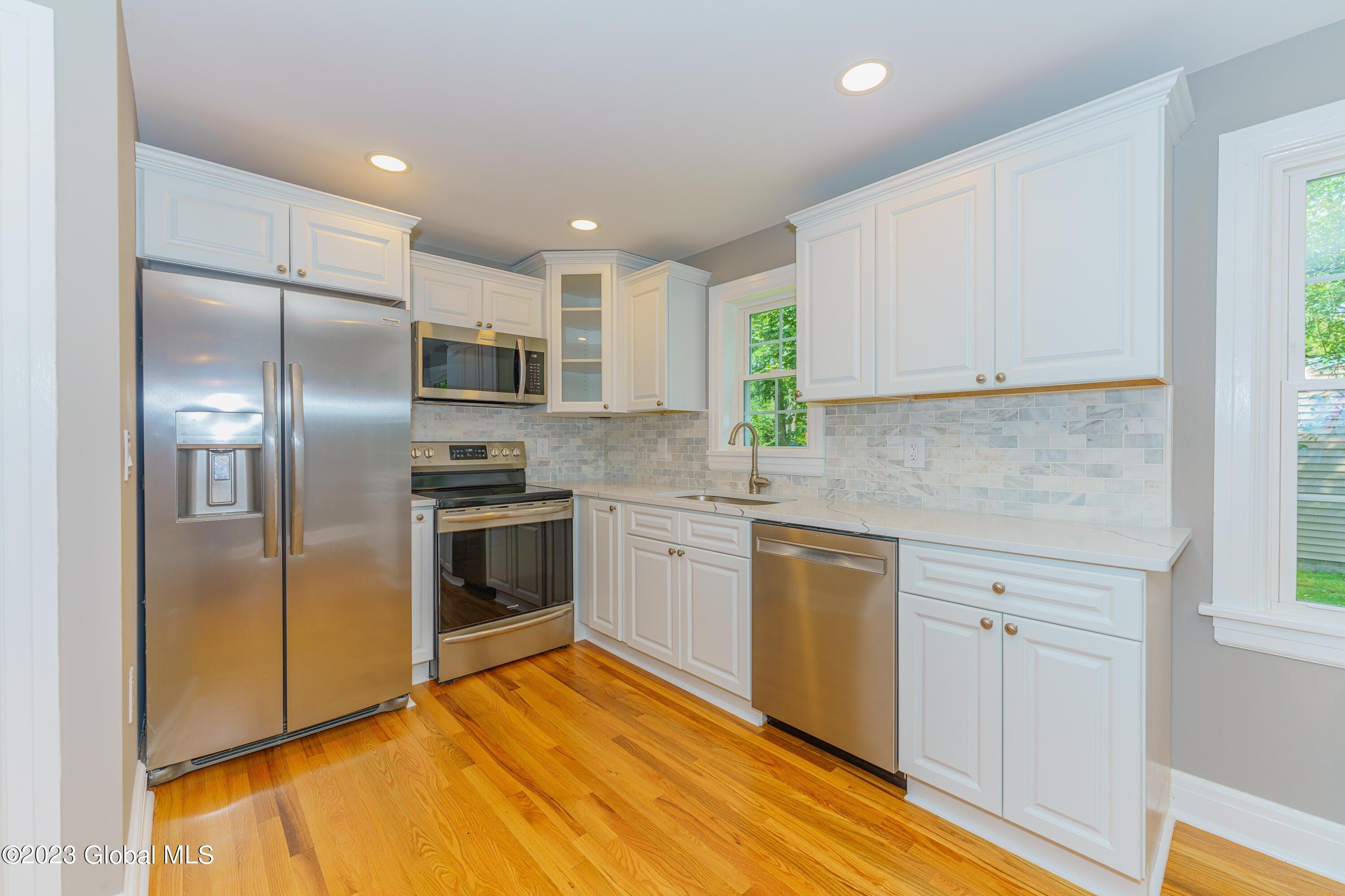 Lillian Rd, Schenectady, NY 12303