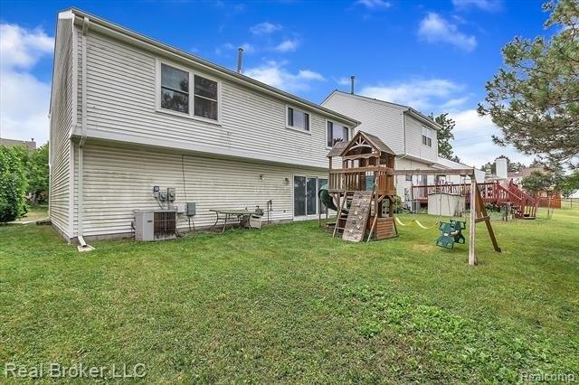 N Butler Cir, Westland, MI 48186