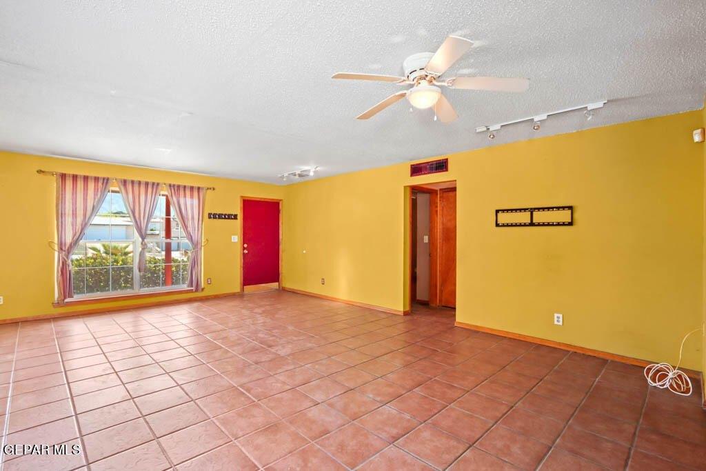 N Resler Dr, El Paso, TX 79912