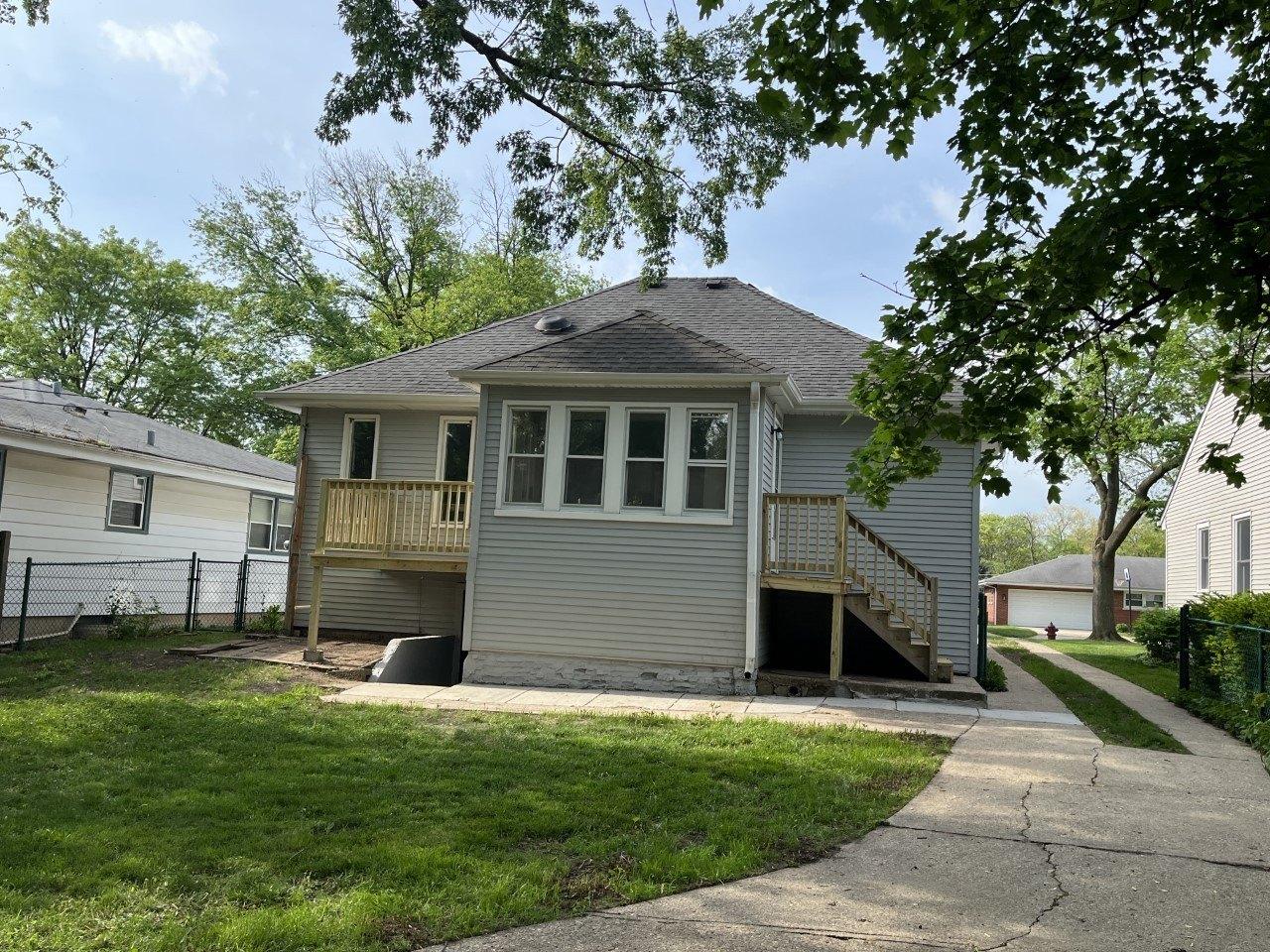 E Jackson St, Villa Park, IL 60181