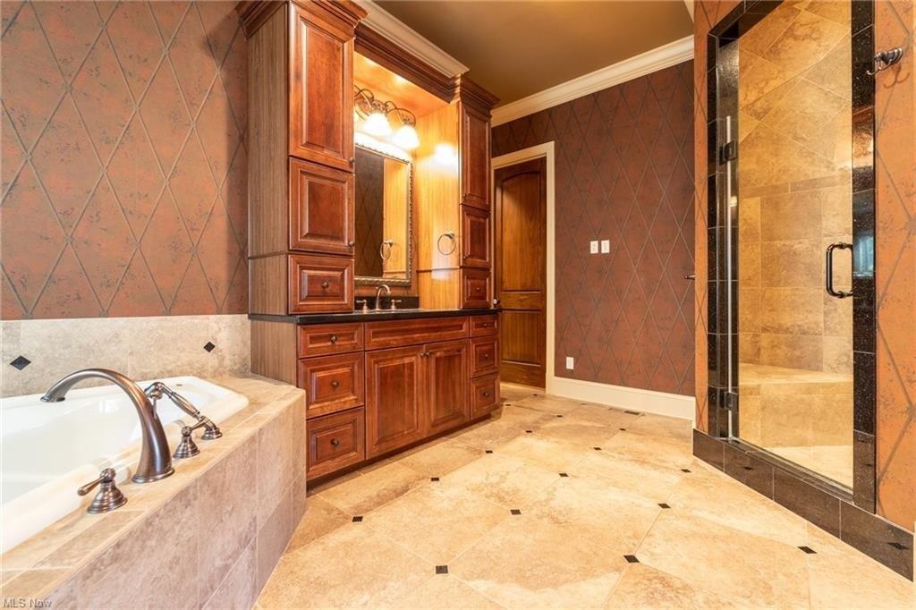 W Edinburgh Dr, Highland Heights, OH 44143