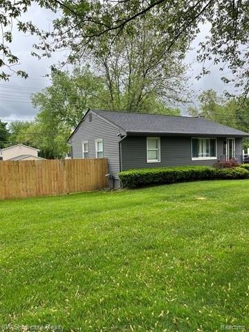 Green Lake Rd, West Bloomfield, MI 48323