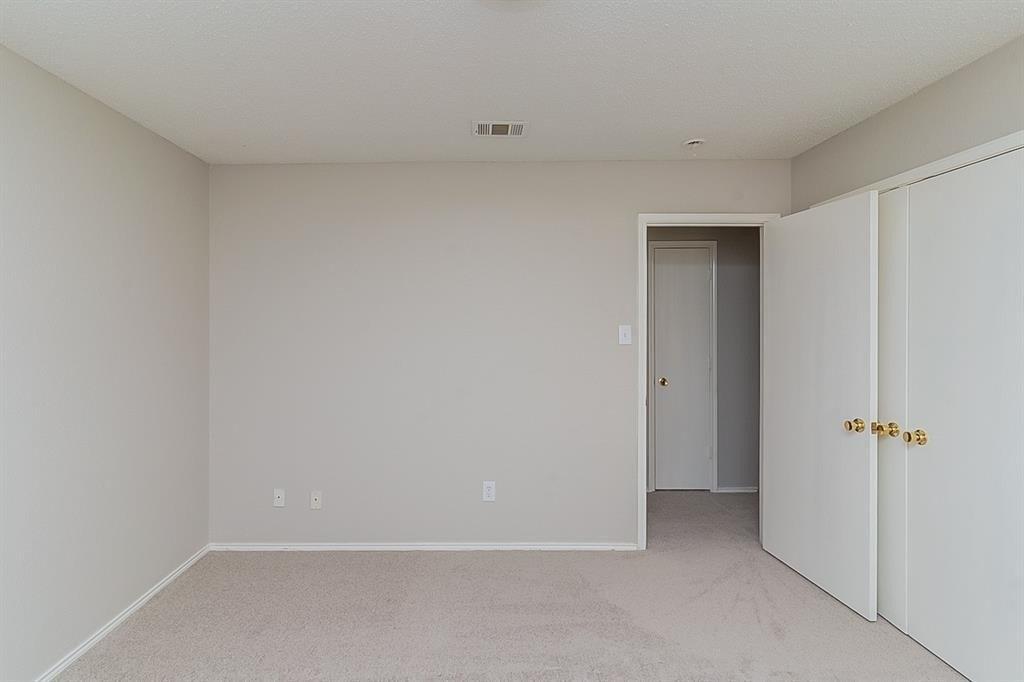 White Dove Dr, Arlington, TX 76017