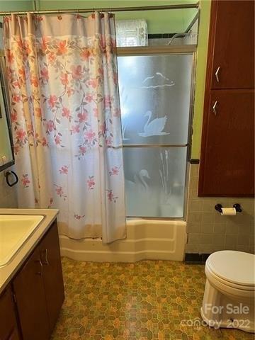 Fleetwood Dr, Hickory, NC 28602