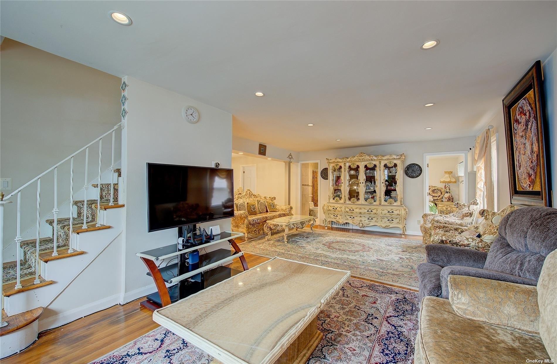 166th St, Fresh Meadows, NY 11365