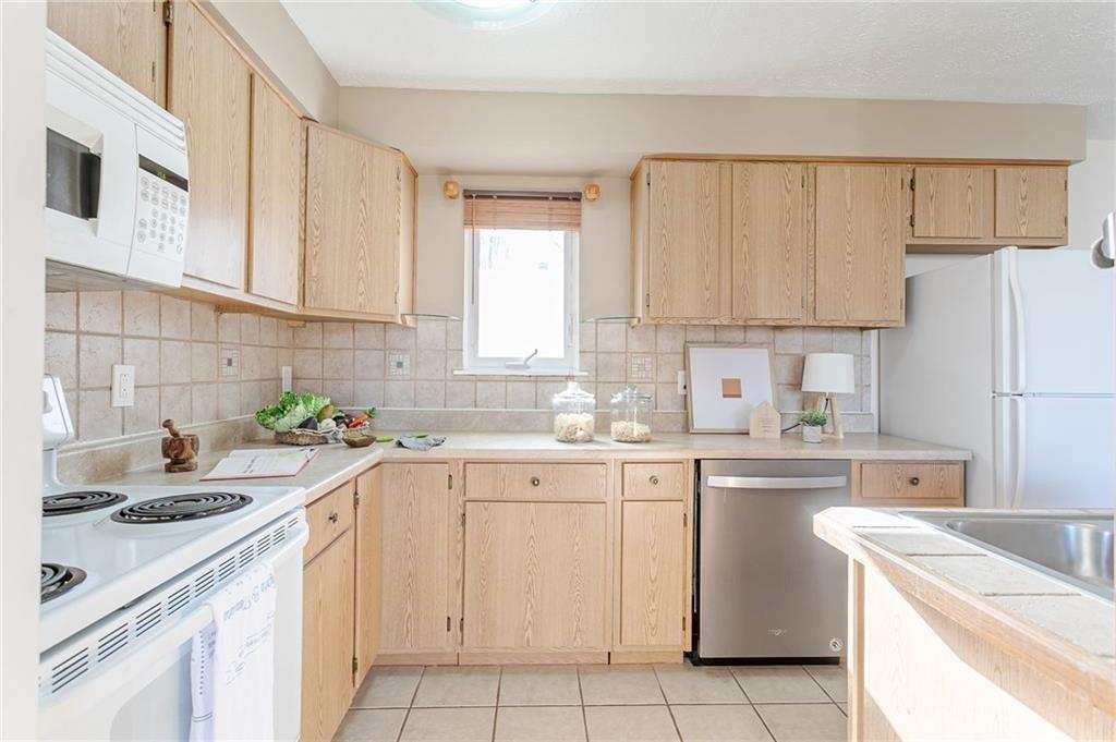Eastbrooke Ln, Rochester, NY 14618