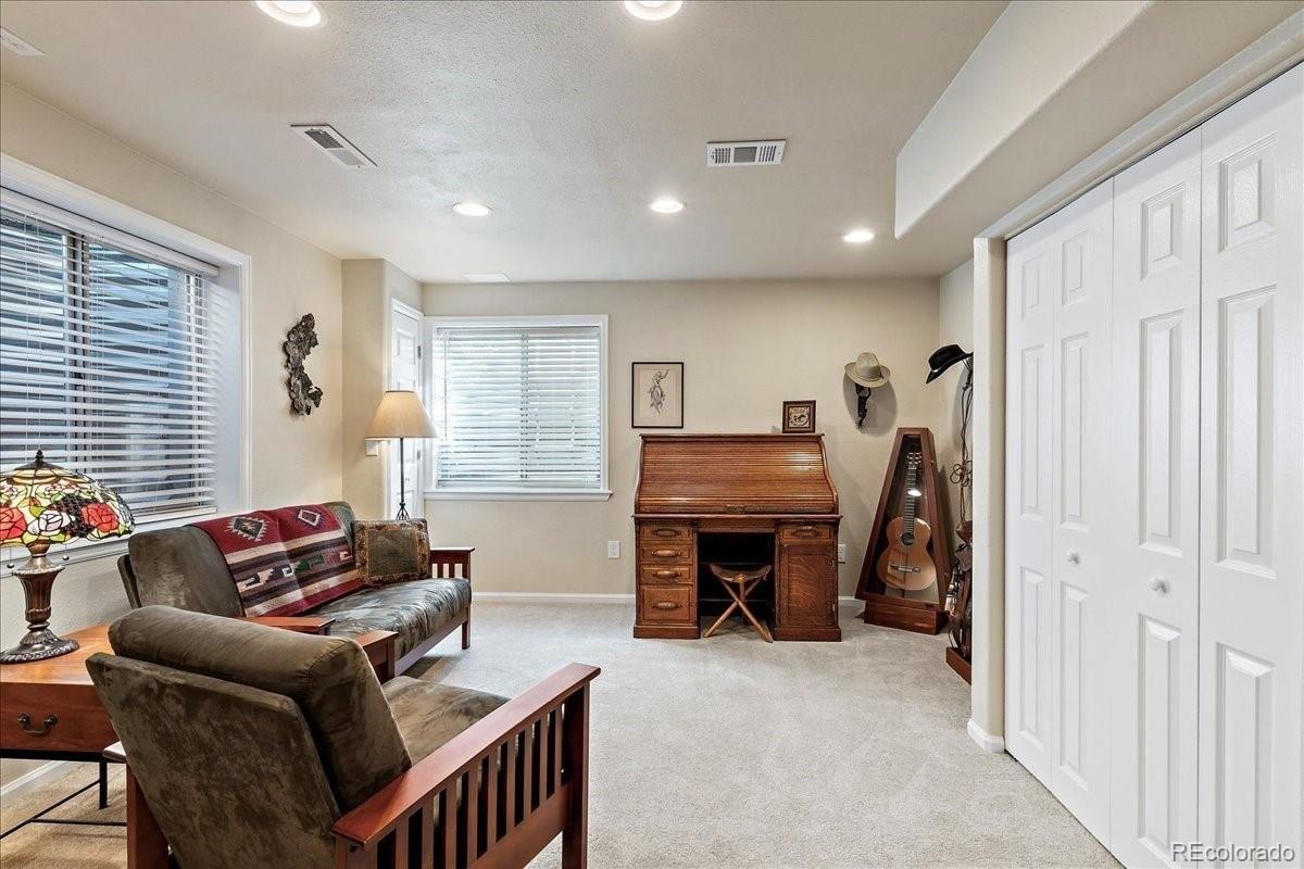 E Crestridge Cir, Aurora, CO 80015