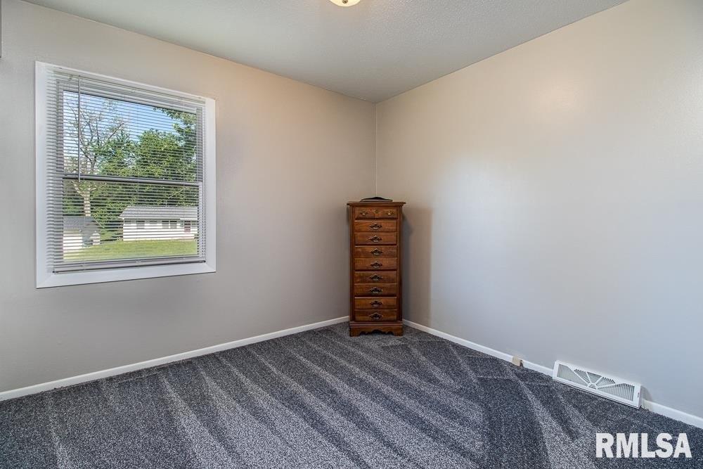 Cresthill Dr, Davenport, IA 52806