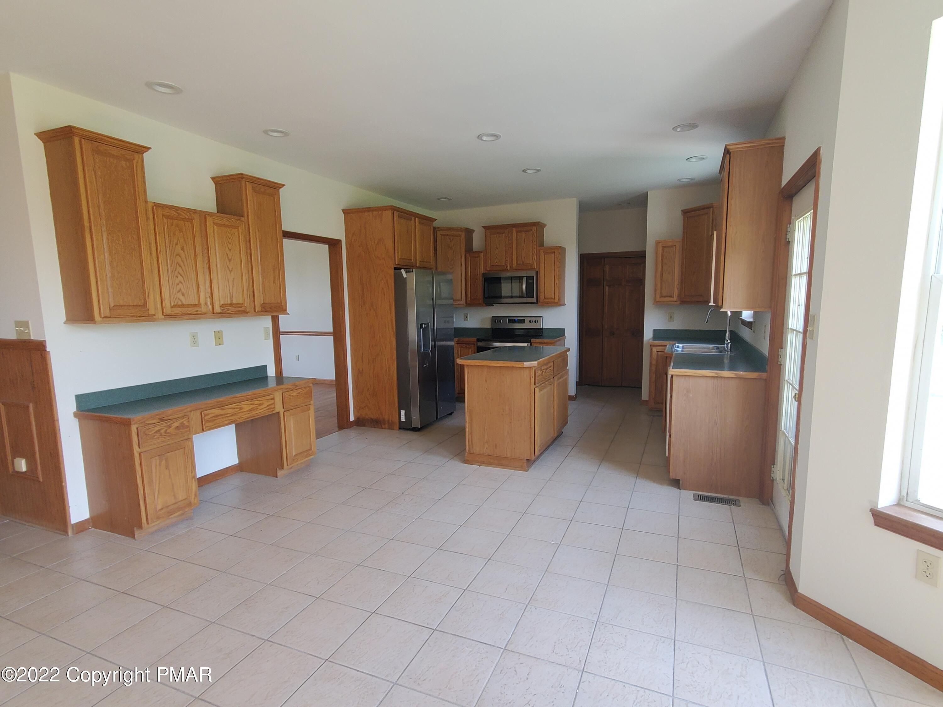 Rolling Meadows Rd, Saylorsburg, PA 18353