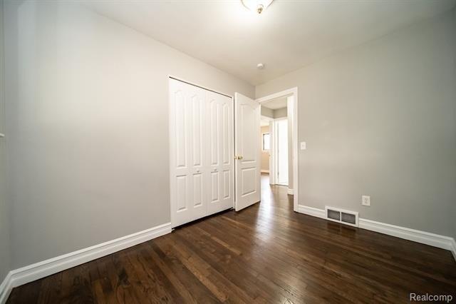 Glenis St, Dearborn Heights, MI 48125