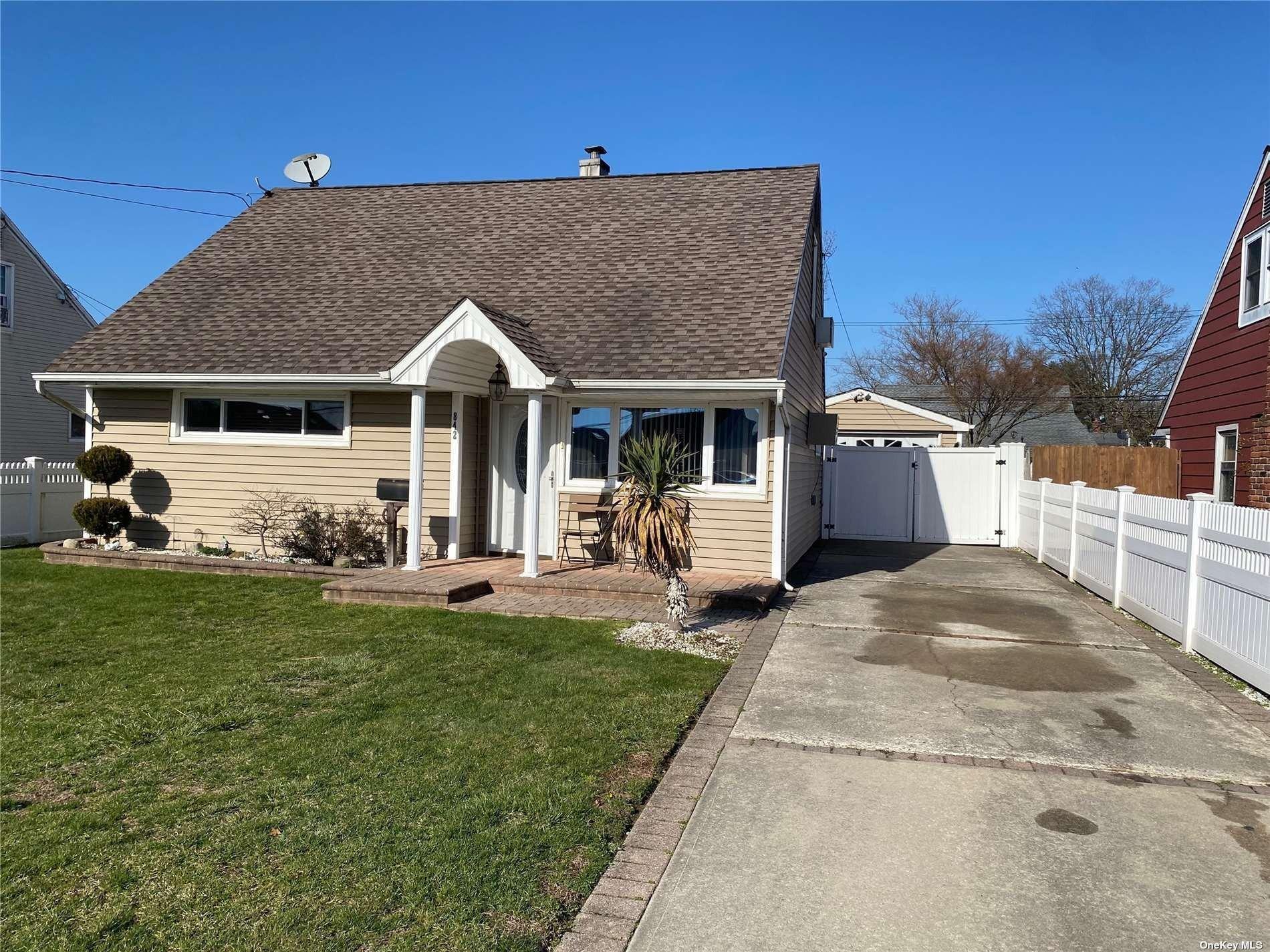 Grand Blvd, Westbury, NY 11590