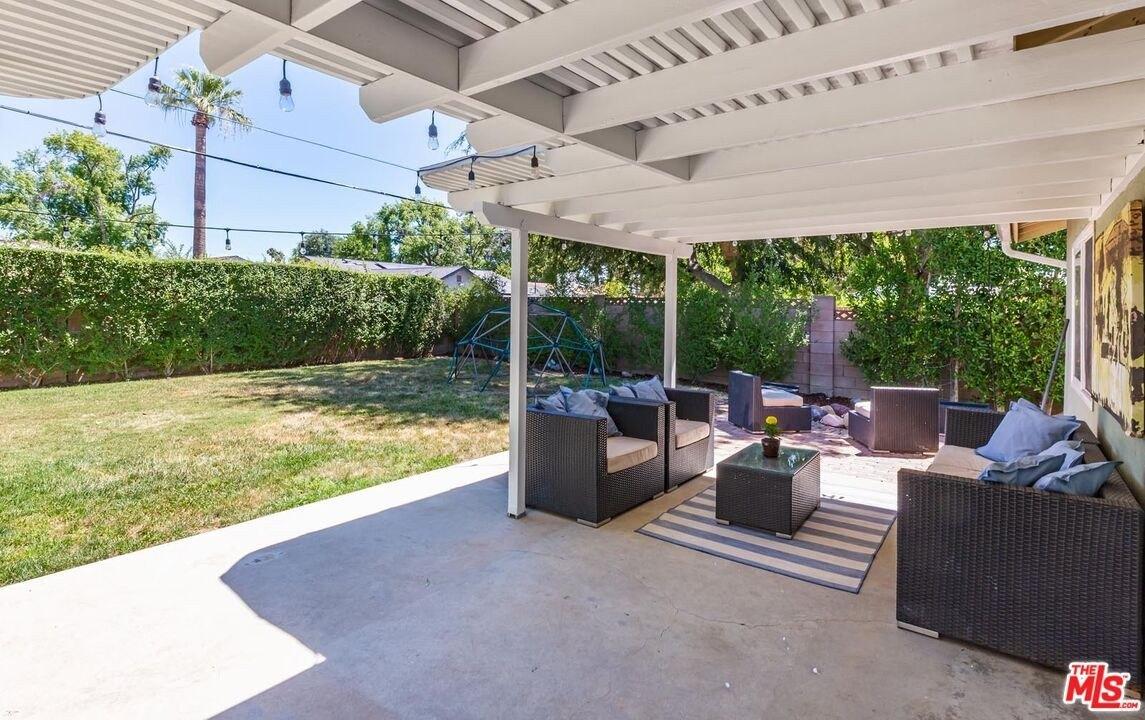 Sylvan St, Woodland Hills, CA 91367