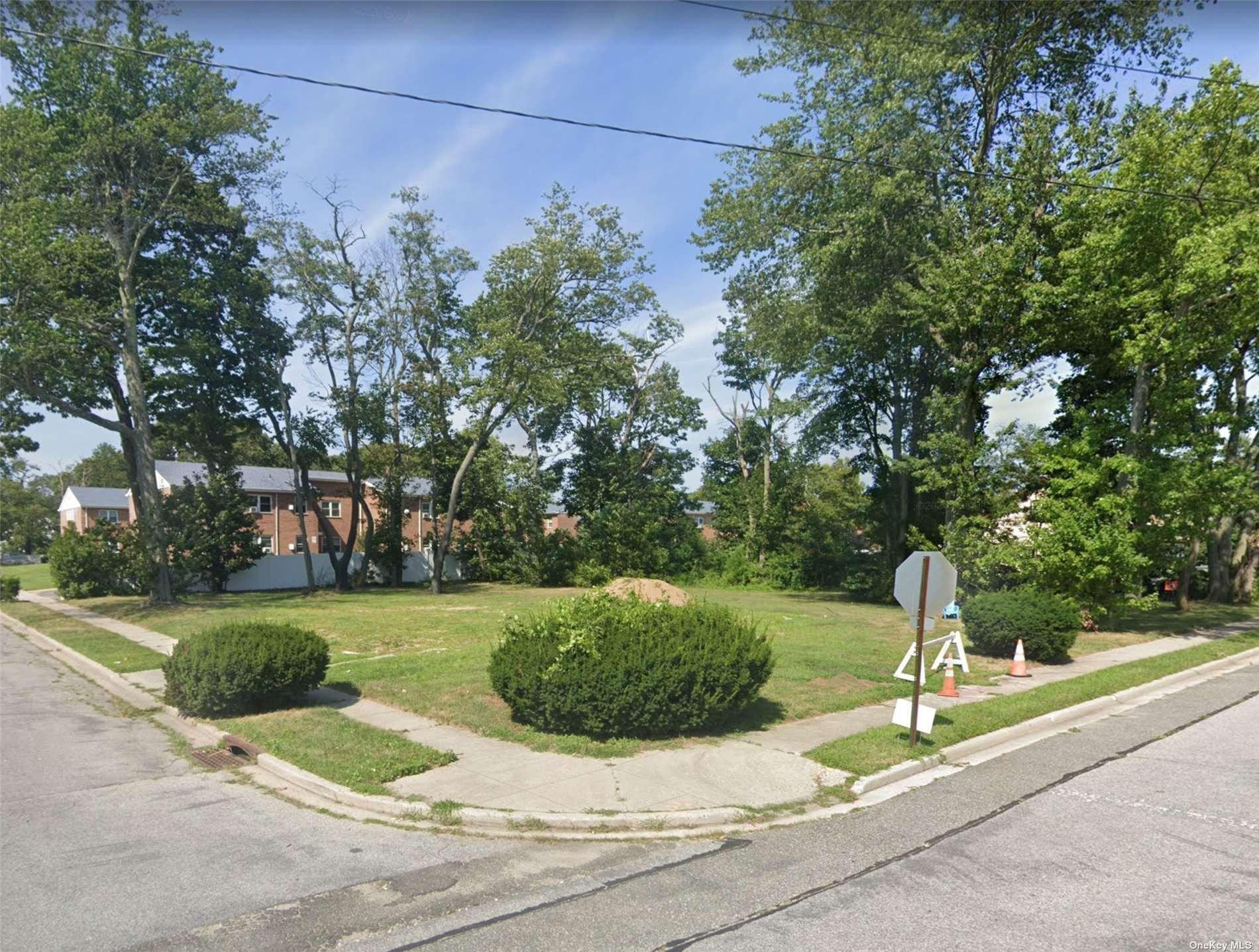 Clocks Blvd, Massapequa, NY 11758