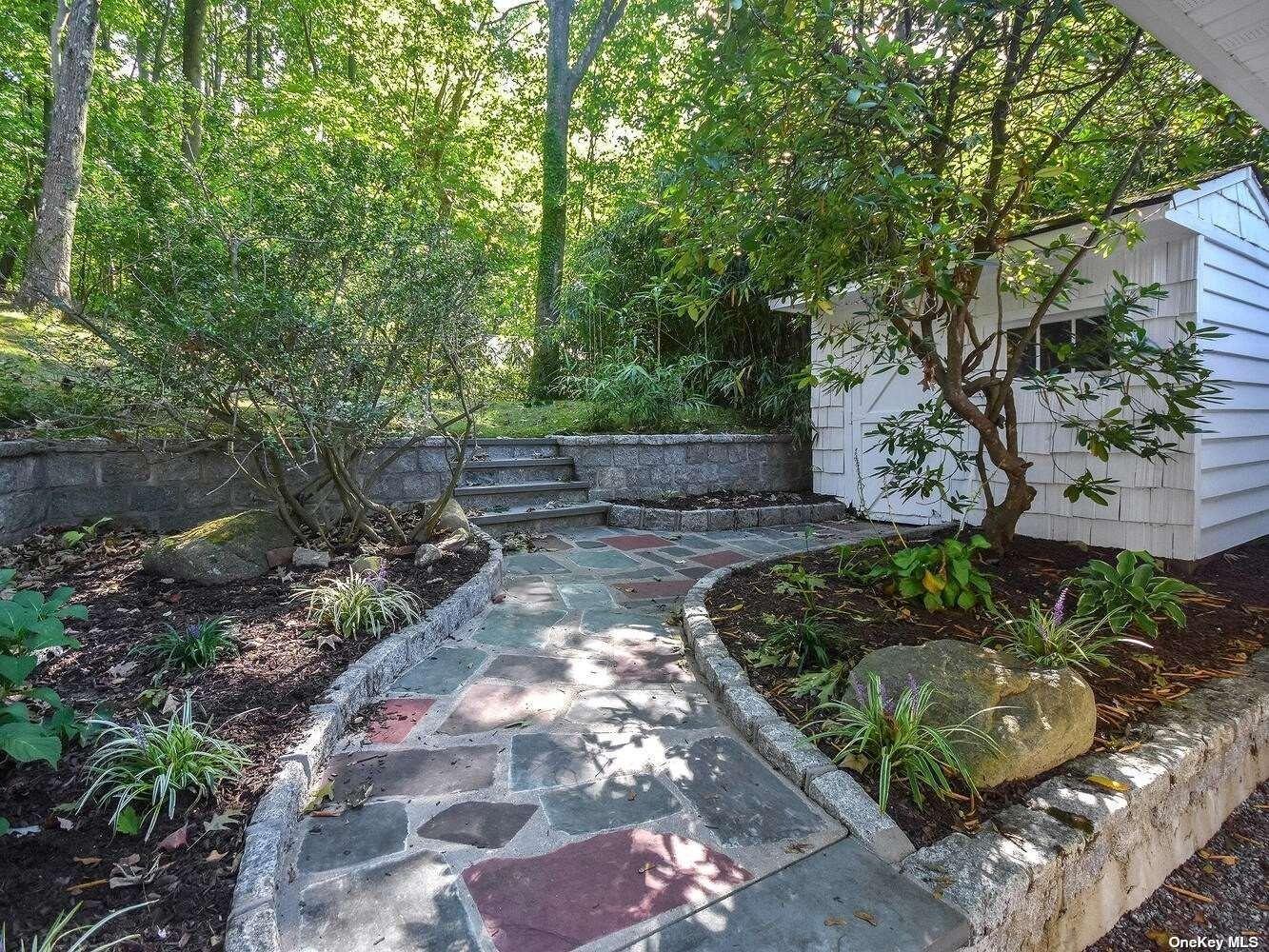 Locust Pl, Sea Cliff, NY 11579