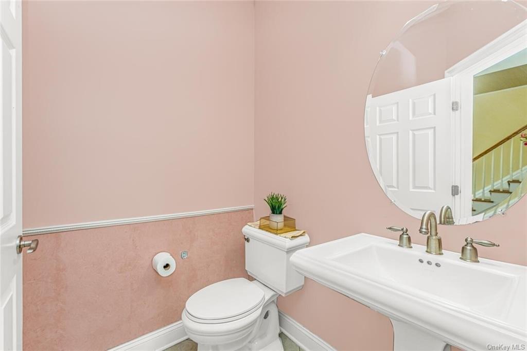 Hopeview Ct, Newburgh, NY 12550