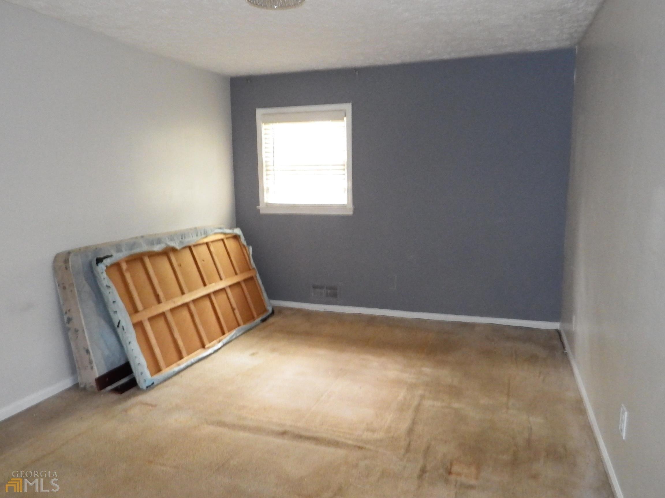 Crestwood Ct, Stone Mountain, GA 30087