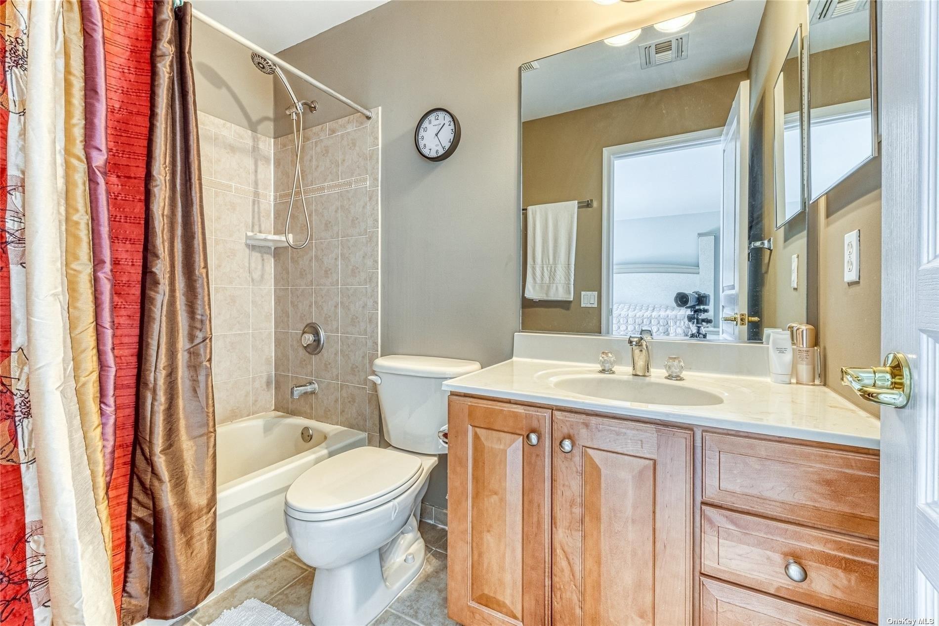 Avolet Ct, Mount Sinai, NY 11766