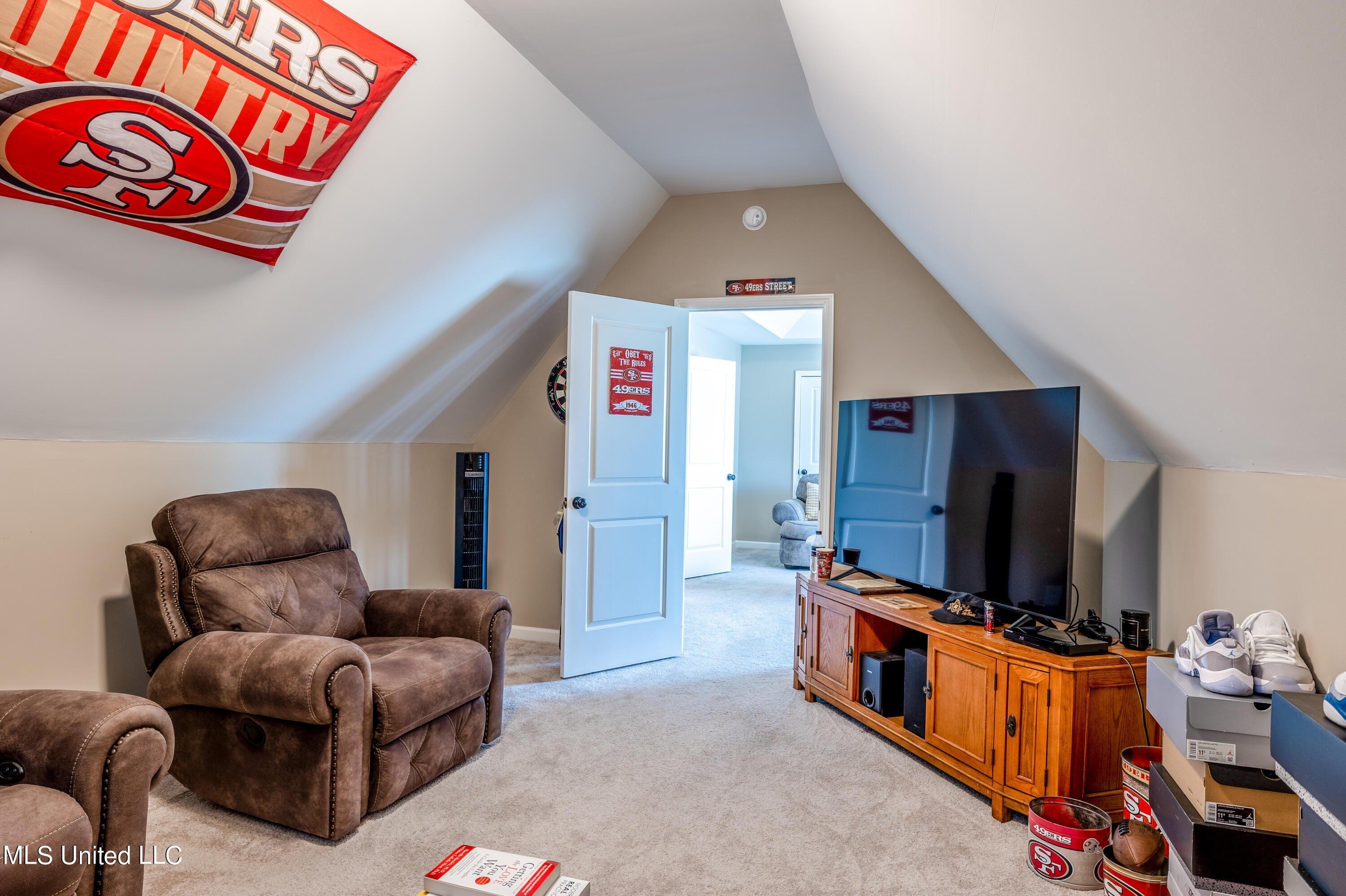 John Michael Dr, Southaven, MS 38672