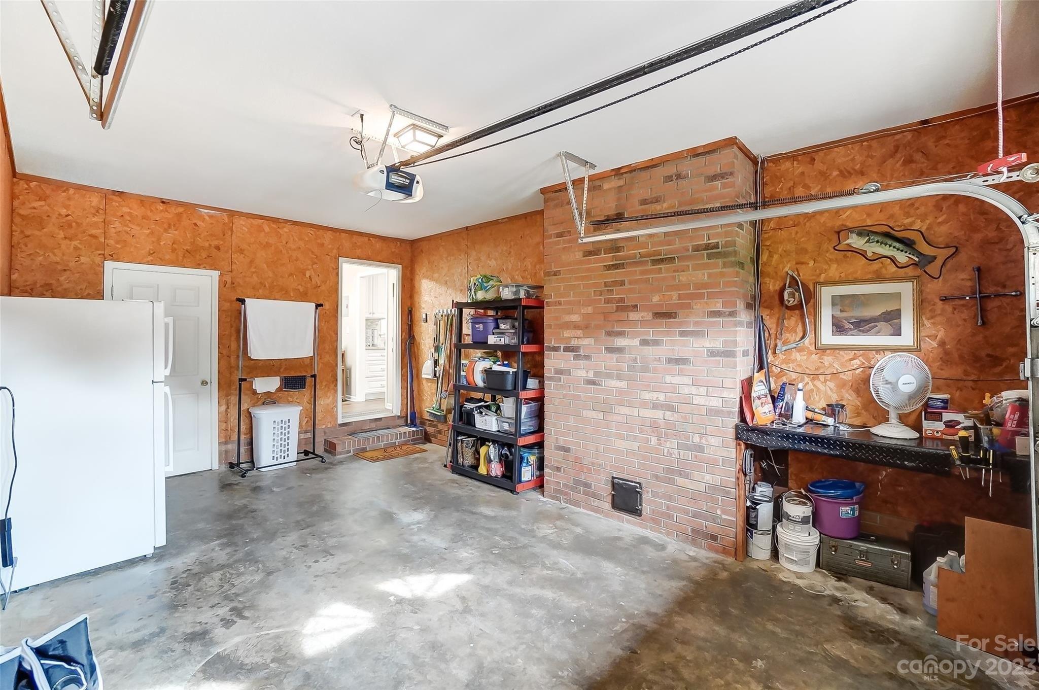 Kinghurst Dr, Charlotte, NC 28216