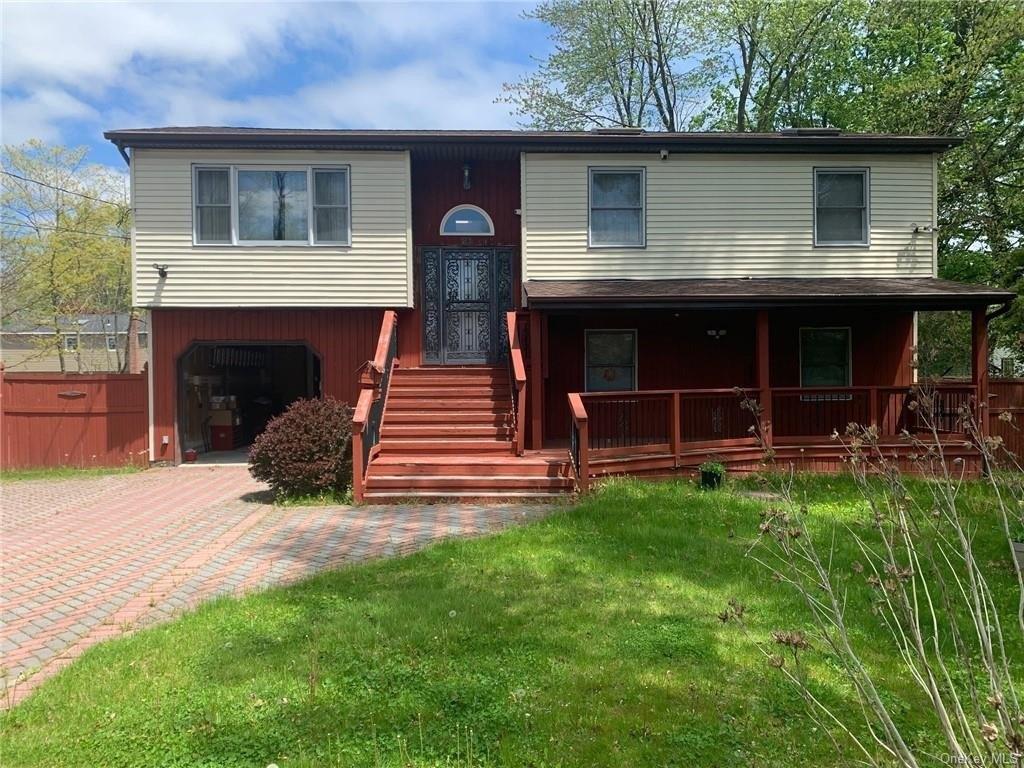 Perry Ln, Wheatley Heights, NY 11798