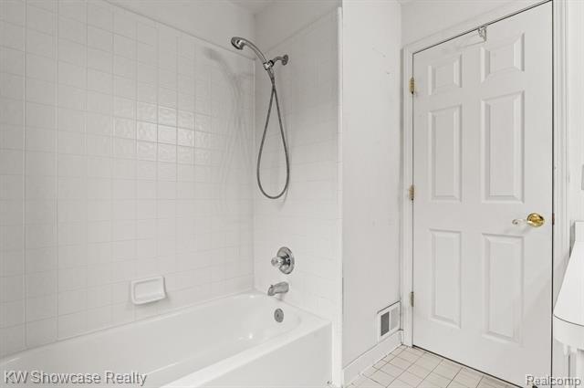 Lone Pine Ln, Farmington Hills, MI 48335