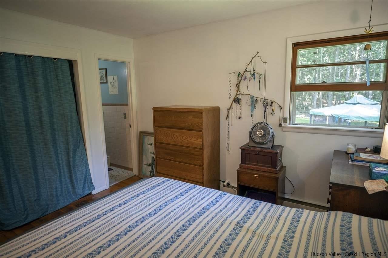 Violet Pl, Woodstock, NY 12498