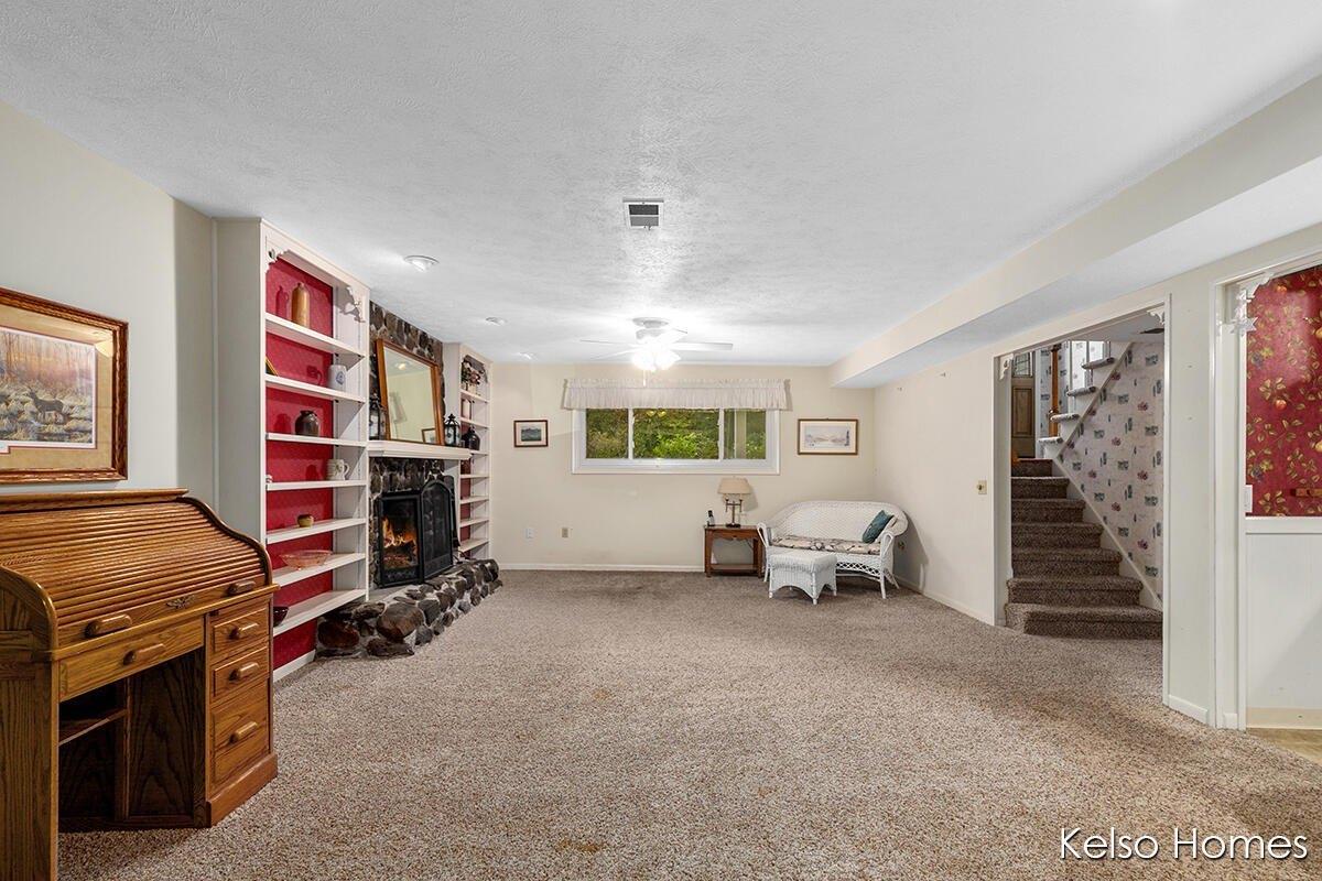 Grand River Dr Ne, Grand Rapids, MI 49525