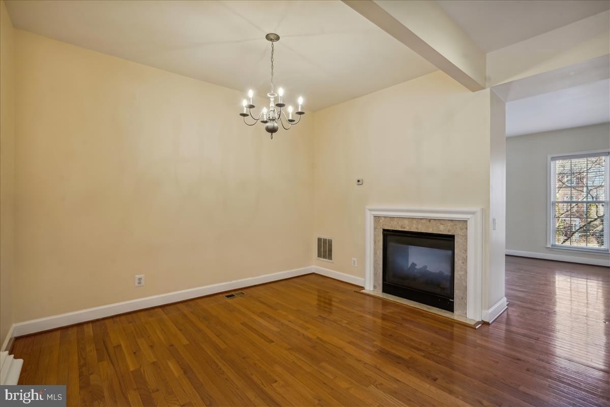 Walnut Rocker Ln, Herndon, VA 20171