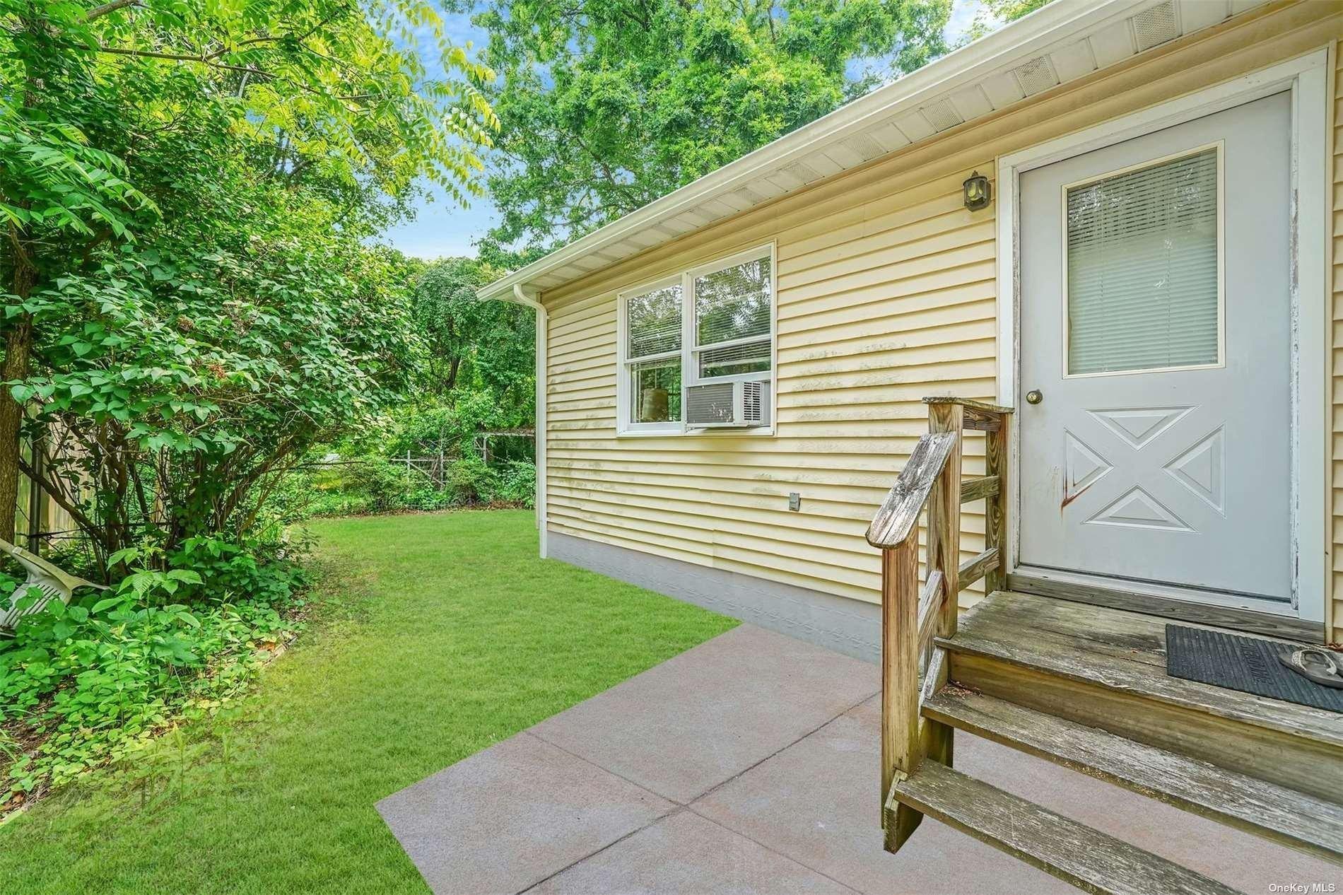 Roseville Ave, Saint James, NY 11780