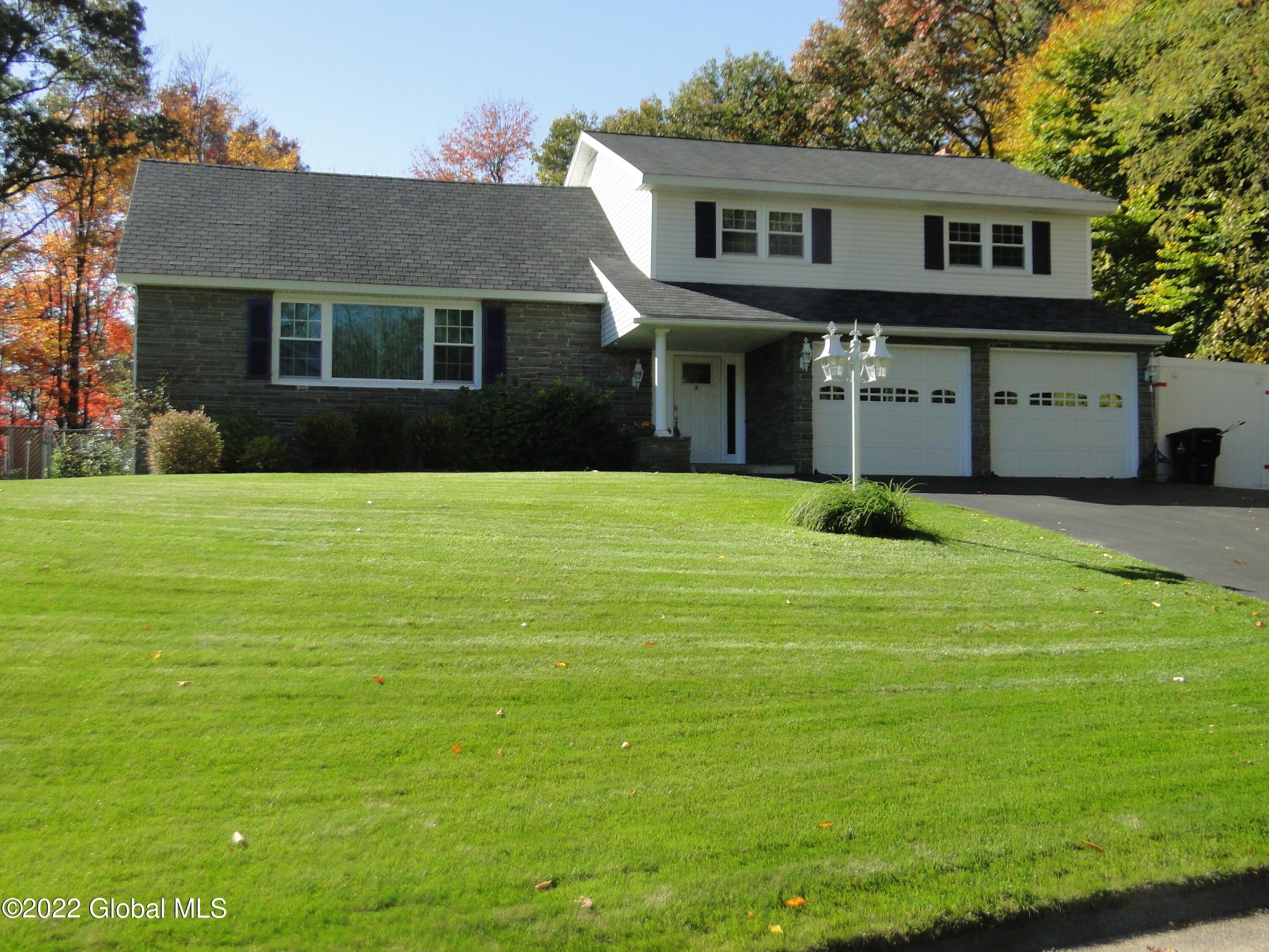 Lisa Ln, Schenectady, NY 12303