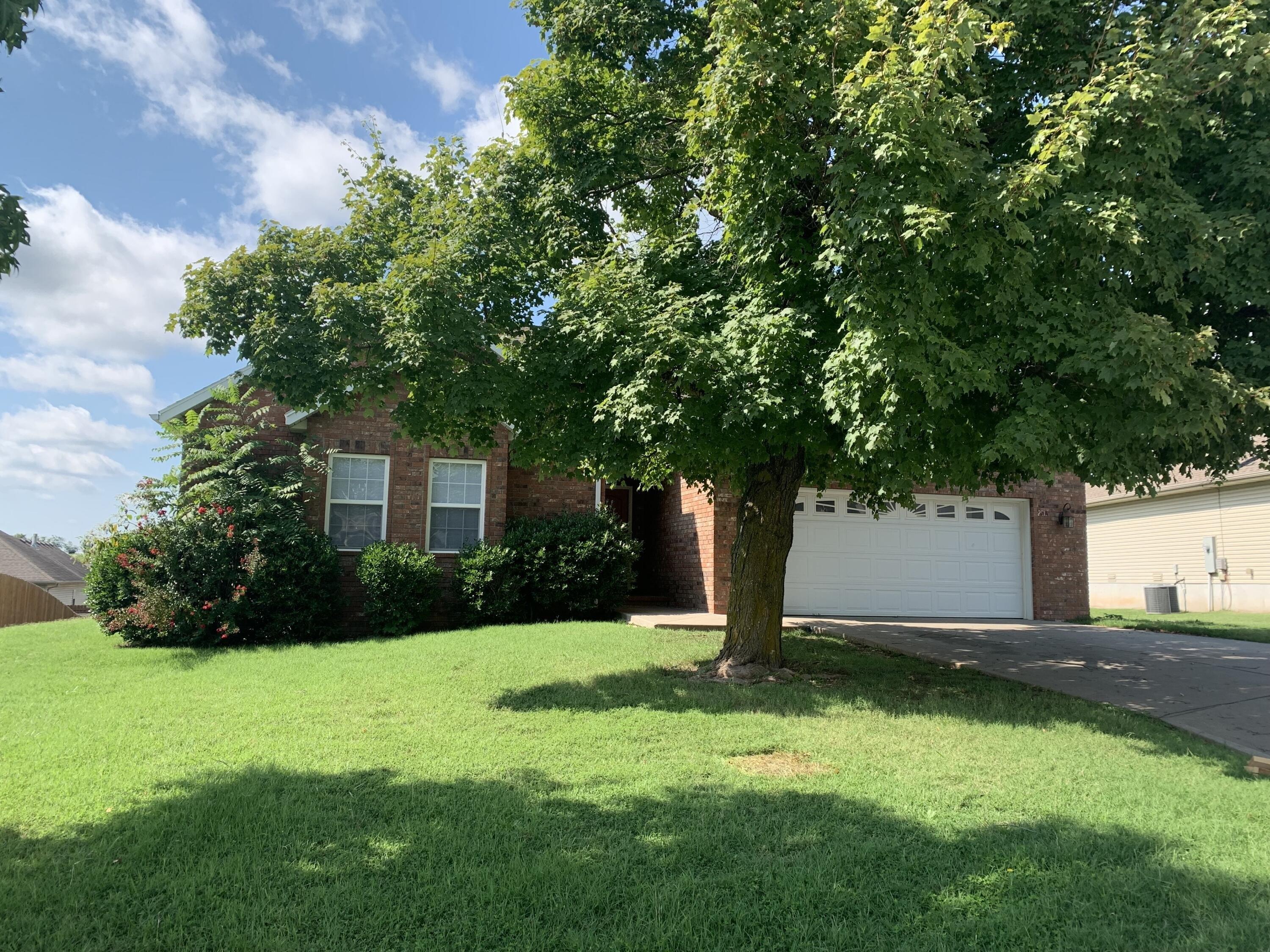 N Cedarwood Ct, Ozark, MO 65721