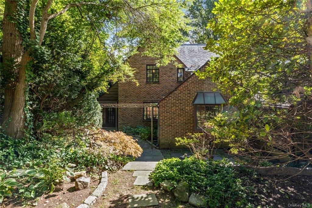 Bellows Ln, Manhasset, NY 11030
