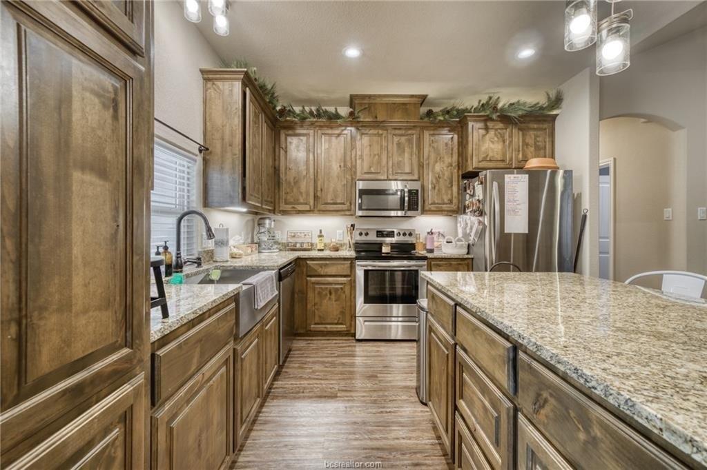 Thompson St, Madisonville, TX 77864