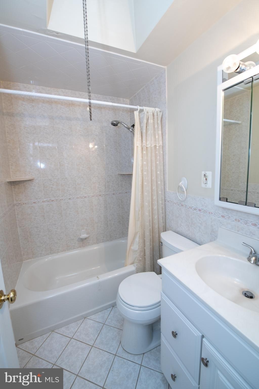 N Hereford Ln, Philadelphia, PA 19114
