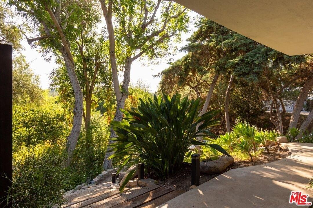 Hood Dr, Woodland Hills, CA 91364